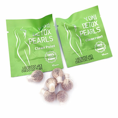 Ajudando Yoni a desintoxicar as pérolas na vagina com um tampão feminino de ervas descartáveis